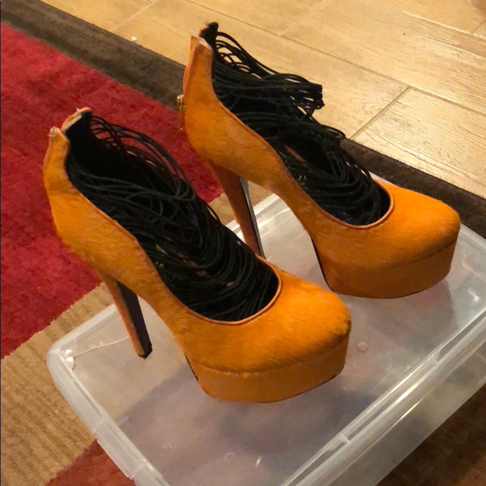 Orange pumps